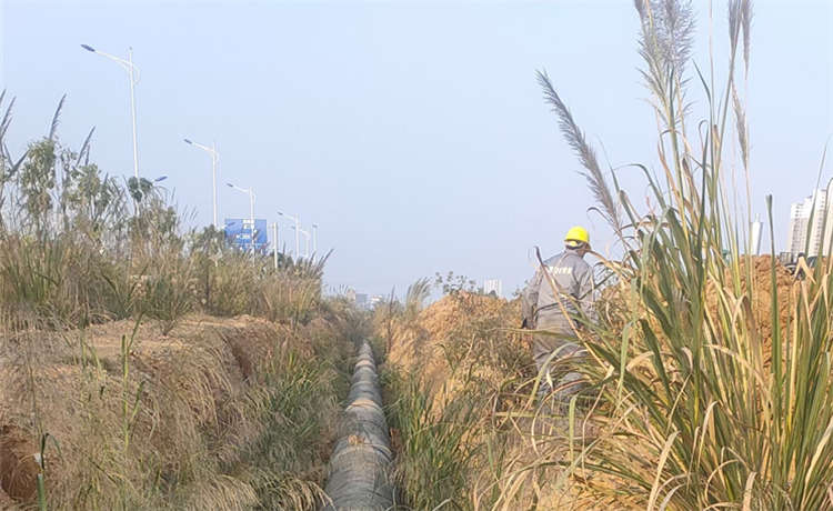 鋼材場槽鋼批發(fā)，Q235B角鋼價(jià)格，2220螺旋管，377螺旋焊管